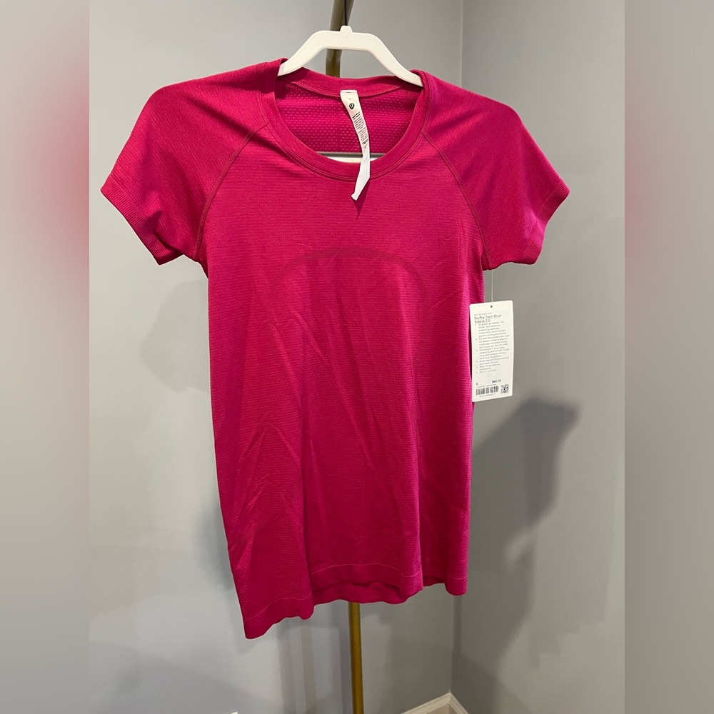 NWT SWIFTLY TECH SHORT SLEEVE 2.0